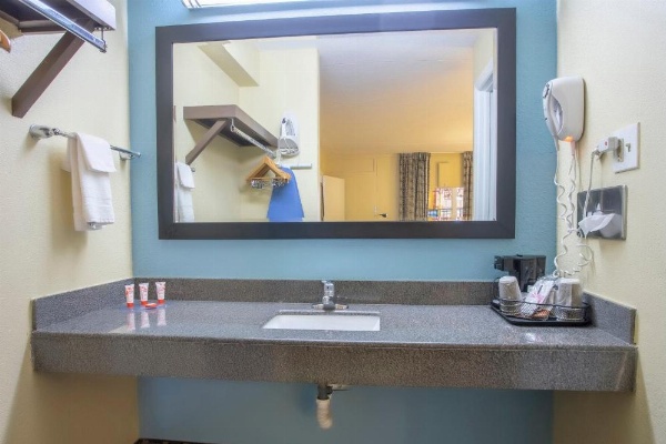 OYO Hotel Knoxville TN Cedar Bluff I-40 image 16