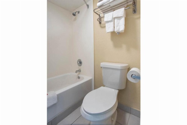 OYO Hotel Knoxville TN Cedar Bluff I-40 image 17