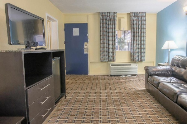 OYO Hotel Knoxville TN Cedar Bluff I-40 image 20