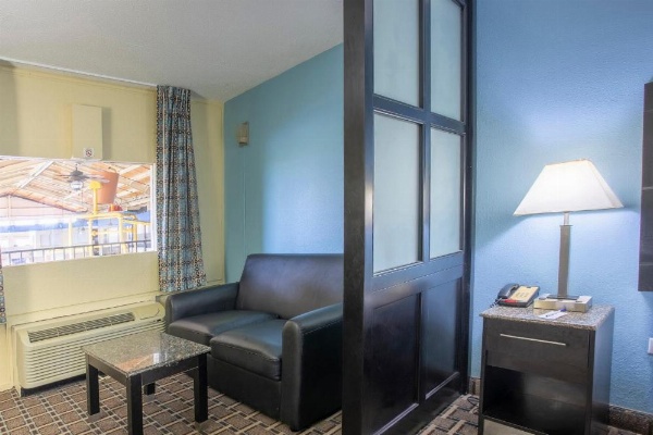 OYO Hotel Knoxville TN Cedar Bluff I-40 image 21