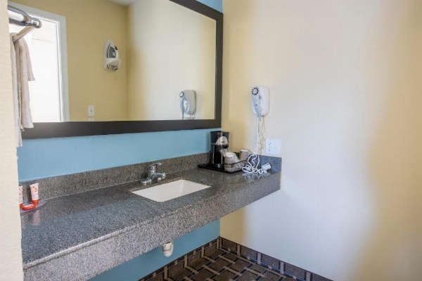 OYO Hotel Knoxville TN Cedar Bluff I-40 image 23