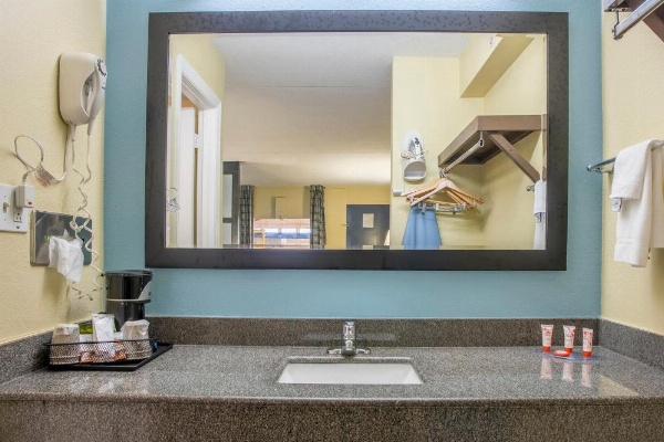 OYO Hotel Knoxville TN Cedar Bluff I-40 image 27